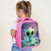 Groen alienfiguurtje op maanlandschap met kosmische achtergrond Kinderrugzak - Roze middel -sfeer2