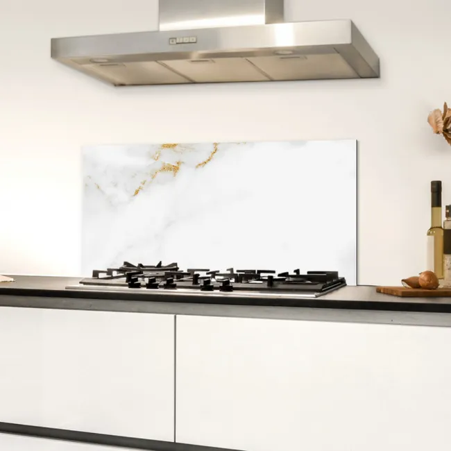 Marmer - Goud - Wit - Luxe Spatscherm Aluminium klein -sfeer4