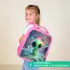 Groen alienfiguurtje op maanlandschap met kosmische achtergrond Kinderrugzak - Roze middel -sfeer3_NL