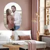 Muurovaal met foto - sfeerbeeld - foto van koppel in een woonkamer