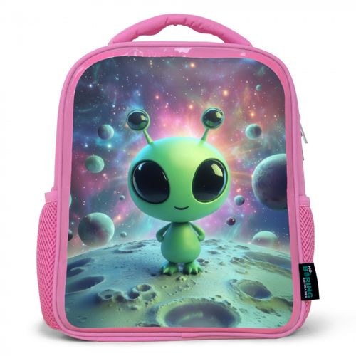 Groen alienfiguurtje op maanlandschap met kosmische achtergrond