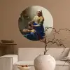 Het melkmeisje - Schilderij van Johannes Vermeer Wandcirkel behangsticker middel -sfeer1