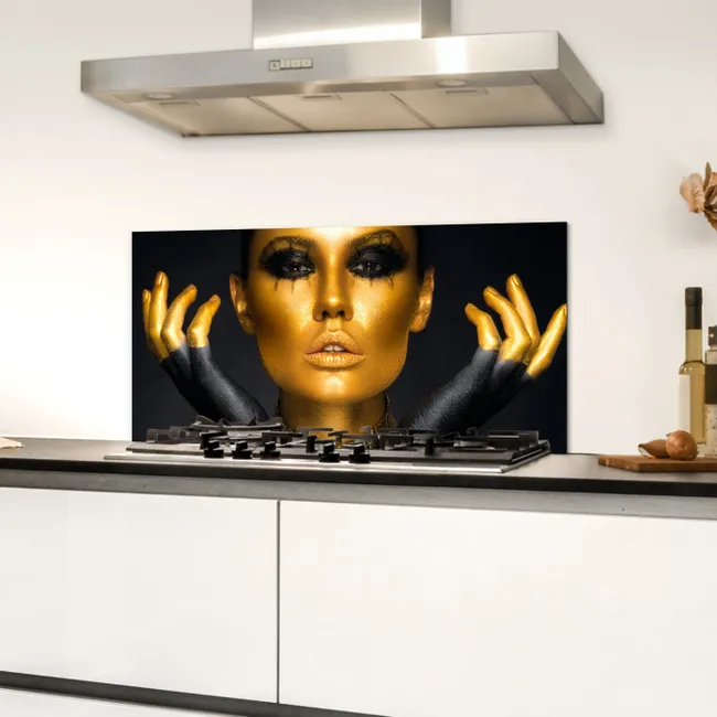 Vrouw - Portret - Goud - Luxe - Zwart Spatscherm Aluminium klein -sfeer4