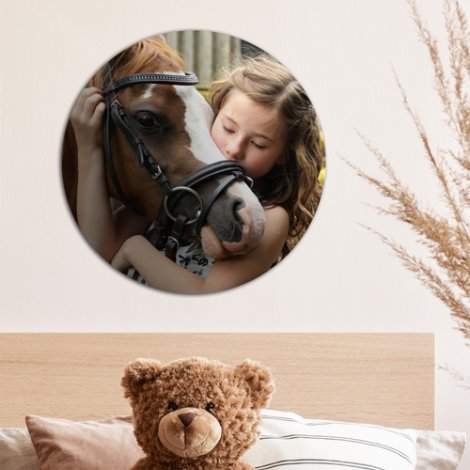 Behangcirkel meisje met paard in interieur 