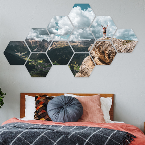 foto over meerdere hexagons op muur