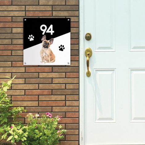 Vierkant naambordje voordeur honden naast witte deur