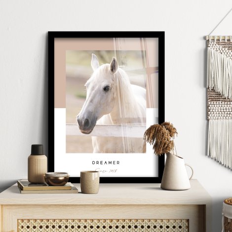 Wit paard op poster met roze-witte achtergrond