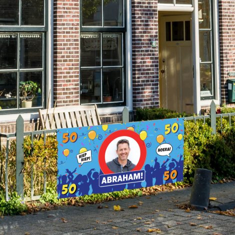 Spandoek Abraham 50 jaar aan hek