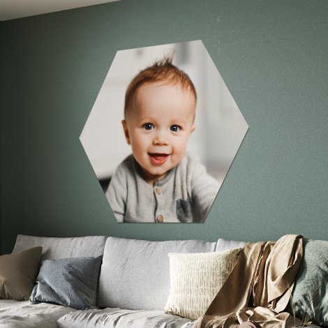 Babyfoto op hexagon boven bank