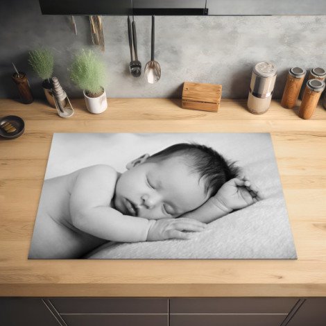 inductie beschermer op aanrecht met baby foto