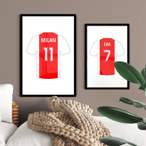 Set van wit-rode shirts met naam en rugnummer aan de  muur