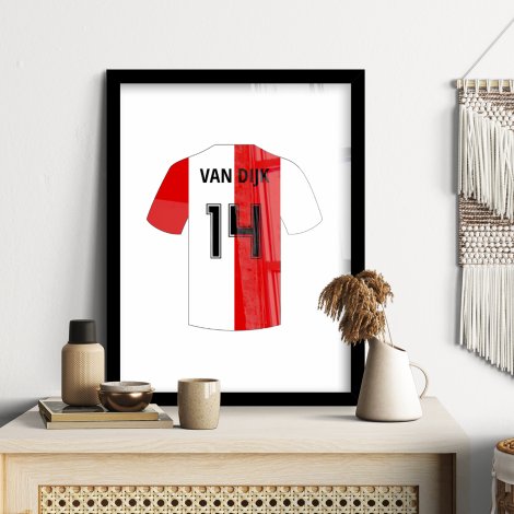 Rood-wit shirt op poster met lijst op houten kast