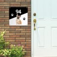 Vierkant naambordje voordeur honden naast witte deur thumbnail