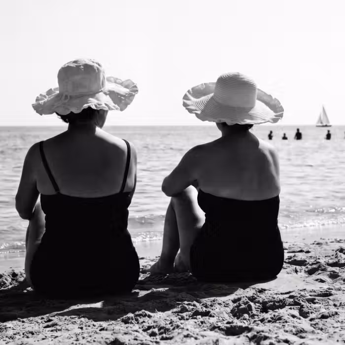 Behang - Vrouwen - Zonnehoed - Strand - Zwart - Wit