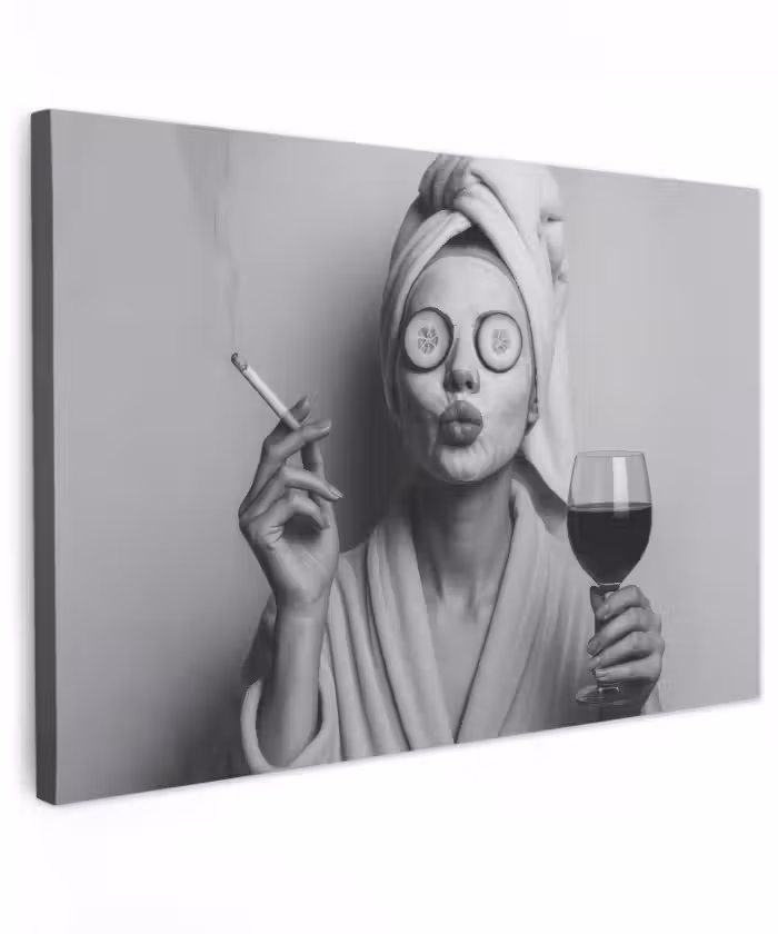 Buiten canvas - Vrouw - Masker - Wijn - Sigaret