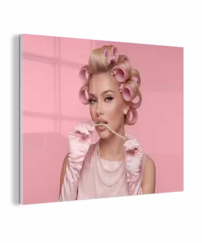 Glas schilderij - Vrouw - Roze - Parelketting - Krulspelden
