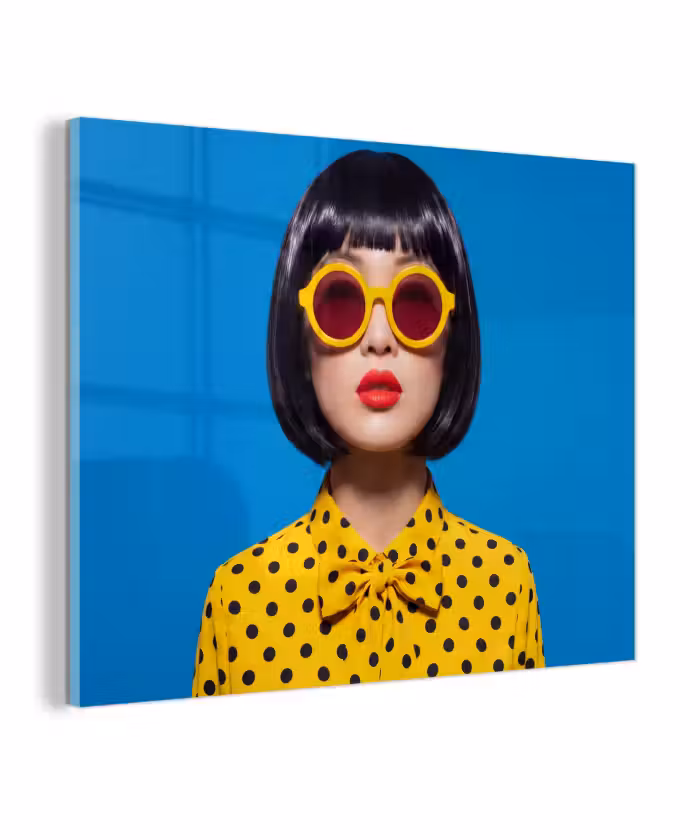 Glas schilderij - Vrouw - Zonnebril - Pop Art - Portret - Geel