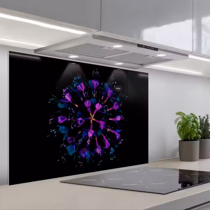 Spatscherm keuken - Bloem - Paars - Blauw - Macro - Zwart