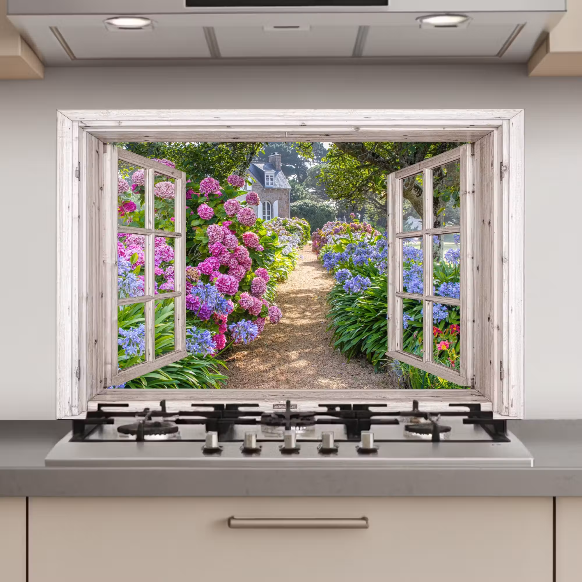 Spatscherm keuken - Landhuis omlijst door Hortensia's