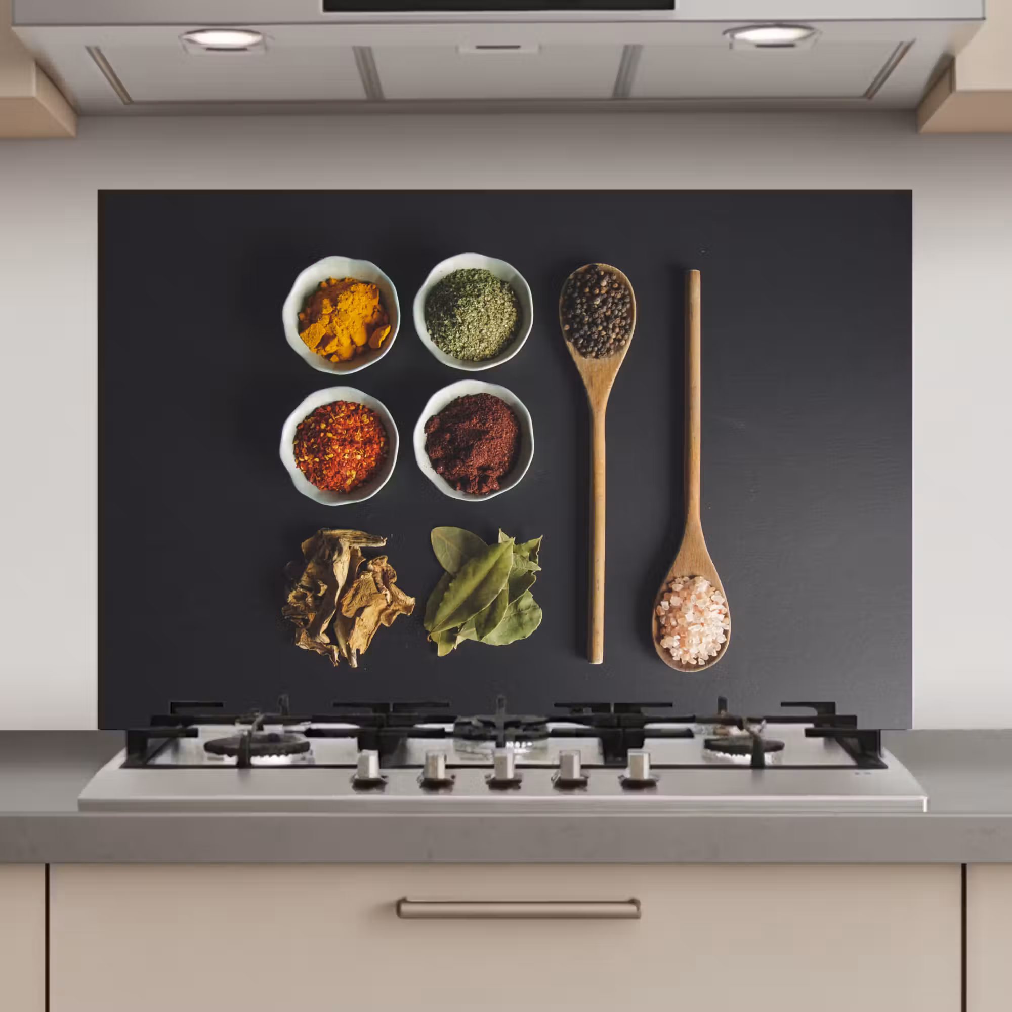 Spatscherm keuken - Pollepel - Specerijen - Kruiden - Groen - Bruin - Rustiek