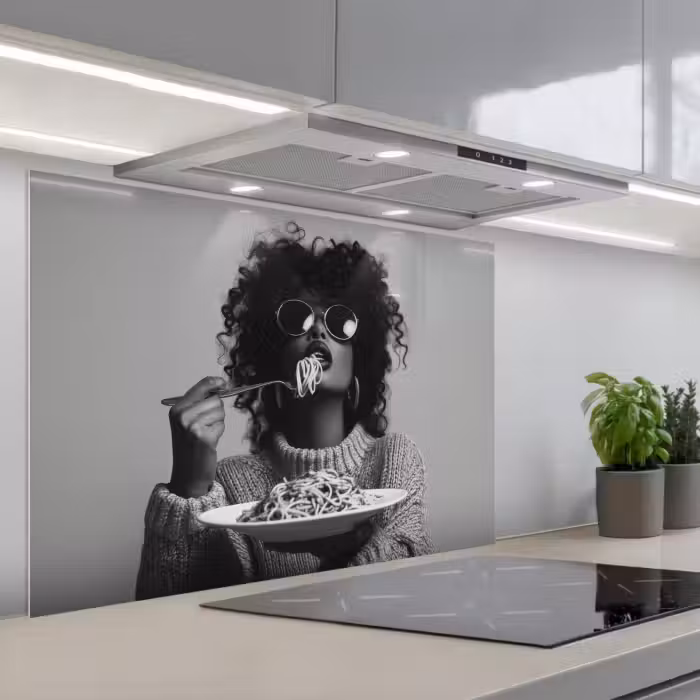 Spatscherm keuken - Vrouw - Pasta - Zwart - Wit