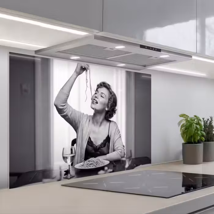 Spatscherm keuken - Vrouw - Spaghetti - Zwart - Wit