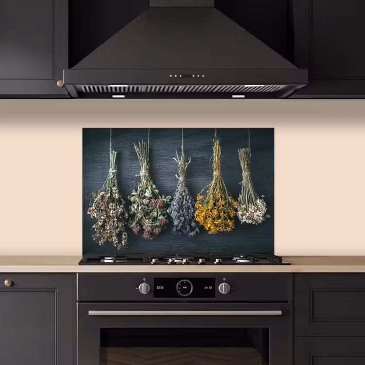 Spatscherm keuken - Kruidenkwartet aan een Donkere Wand — 2