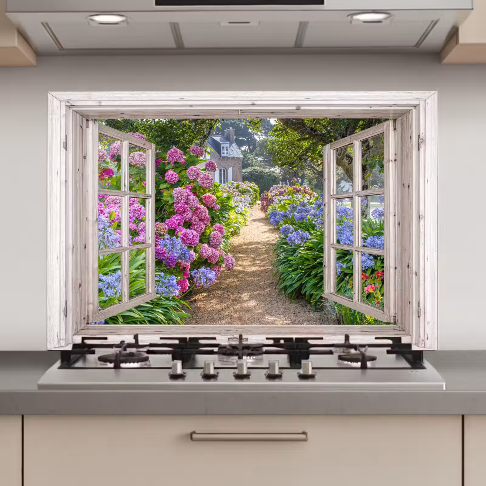 Spatscherm keuken - Landhuis omlijst door Hortensia's — 1