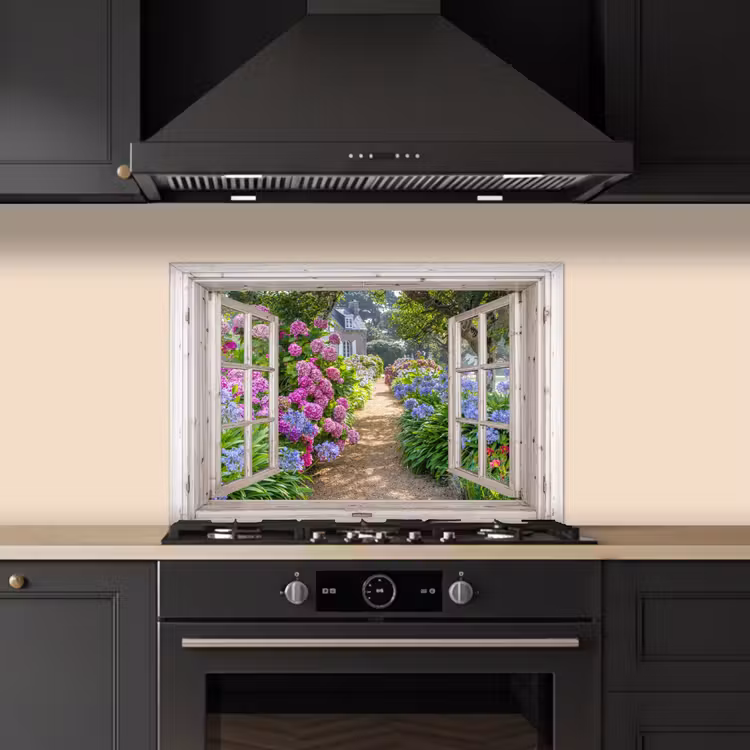 Spatscherm keuken - Landhuis omlijst door Hortensia's — 2