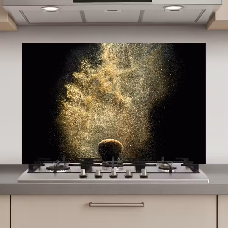 Spatscherm keuken - Goud poeder op een zwarte achtergrond — 1