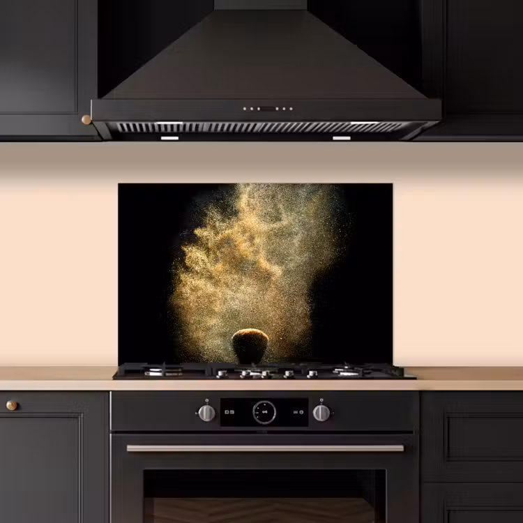 Spatscherm keuken - Goud poeder op een zwarte achtergrond — 2