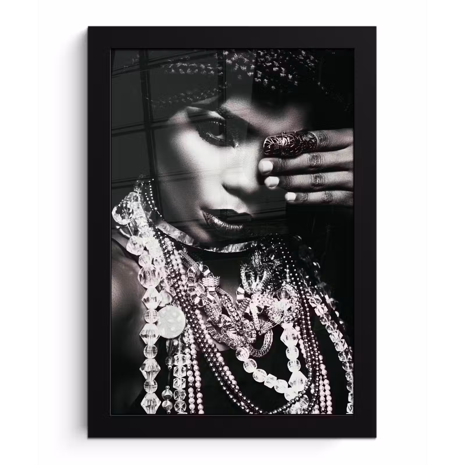 Poster met lijst - Vrouw - Sieraden - Ring - Make up - Zwart - Wit - Ketting — 1