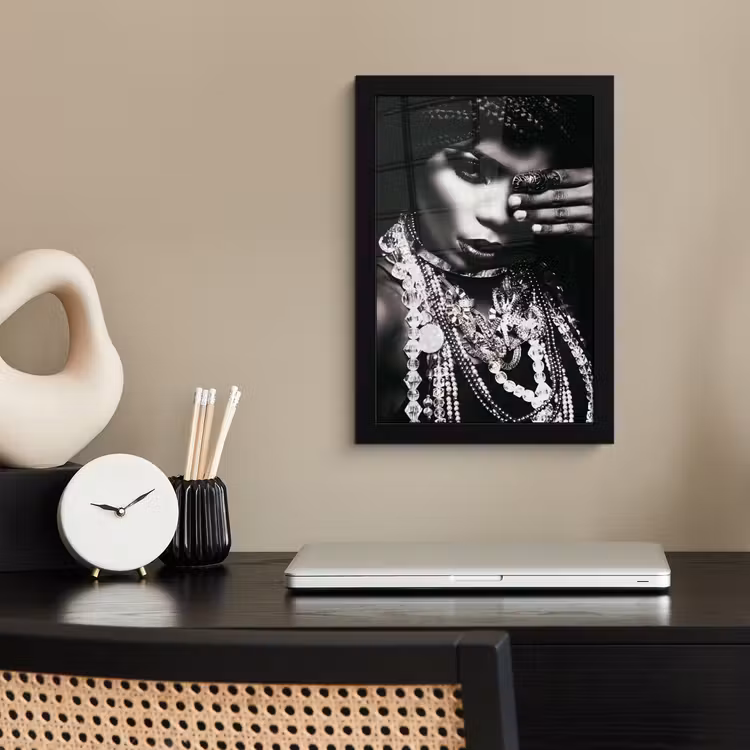 Poster met lijst - Vrouw - Sieraden - Ring - Make up - Zwart - Wit - Ketting — 2