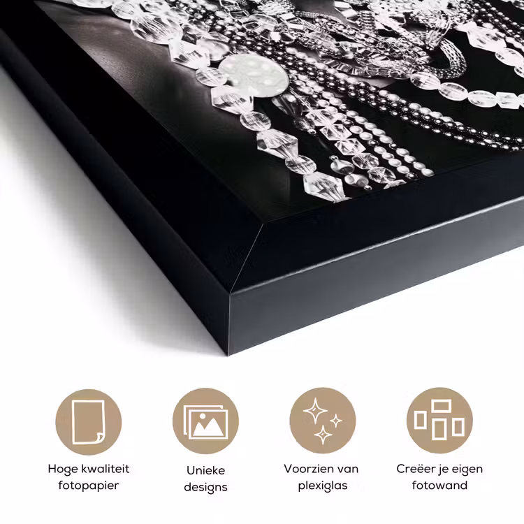 Poster met lijst - Vrouw - Sieraden - Ring - Make up - Zwart - Wit - Ketting — 6