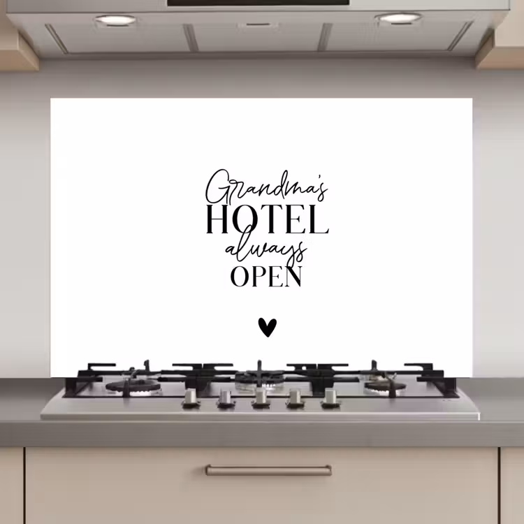 Spatscherm keuken - Quotes - Spreuken - Oma - Grandma's hotel always open — 1