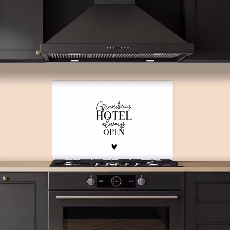Spatscherm keuken - Quotes - Spreuken - Oma - Grandma's hotel always open — 2