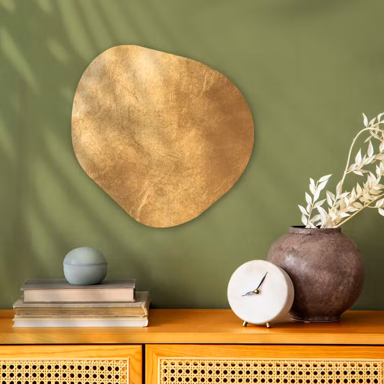 Organische Formen – Aluminium – Lichtval op een gouden muur — 2