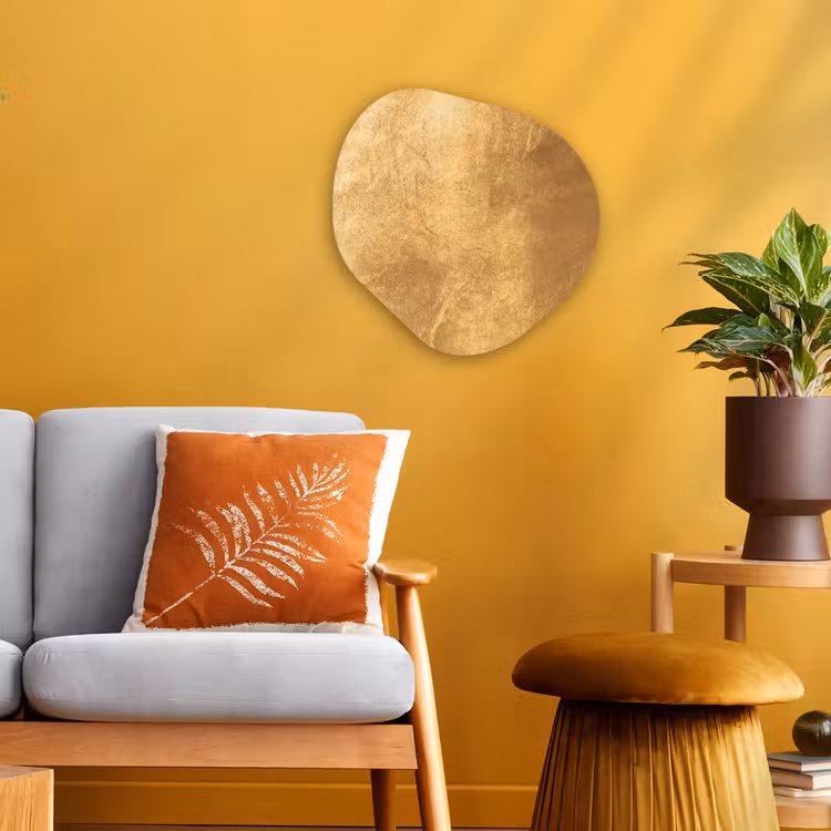 Organische Formen – Aluminium – Lichtval op een gouden muur — 3
