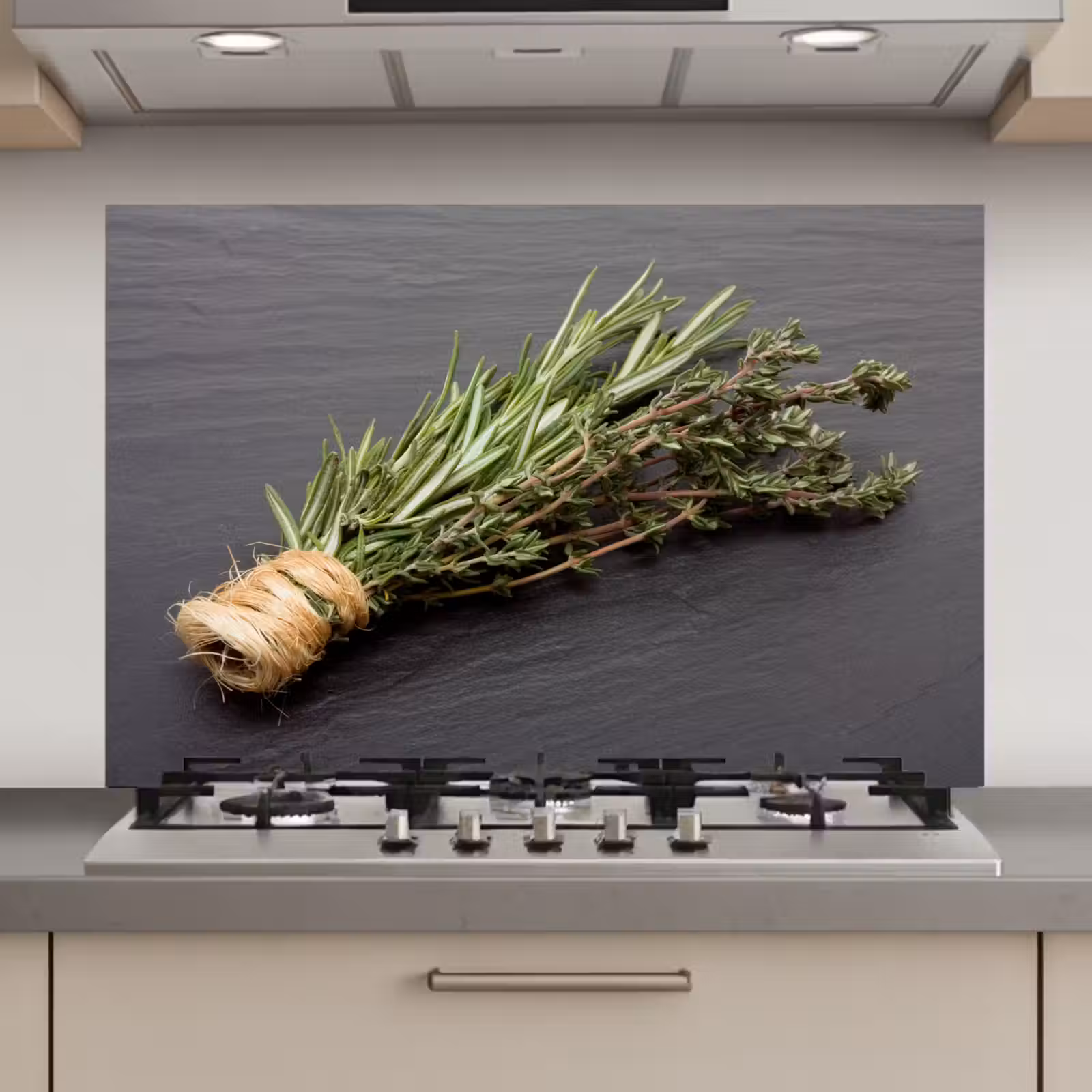 Spatscherm keuken - Tijm - Kruiden - Groen - Tafel - Keuken - Steen — 1