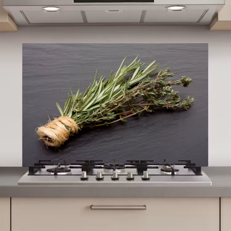 Spatscherm keuken - Tijm - Kruiden - Groen - Tafel - Keuken - Steen — 1