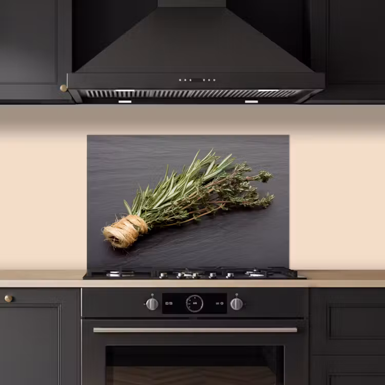 Spatscherm keuken - Tijm - Kruiden - Groen - Tafel - Keuken - Steen — 2