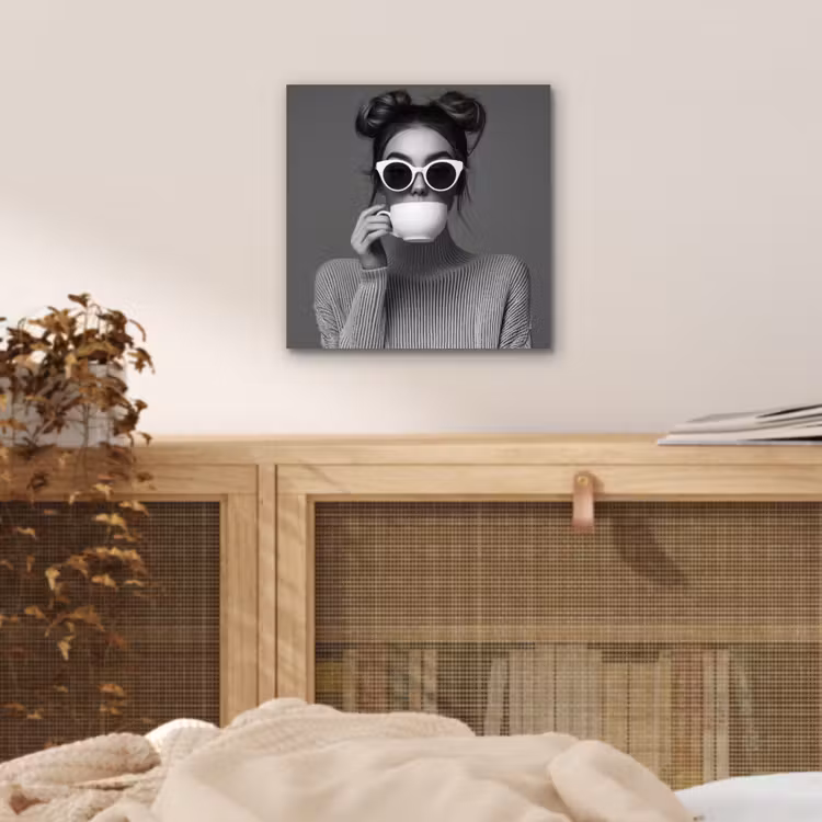 Aluminium schilderij - Vrouw met Zonnebril en Koffiekopje — 4