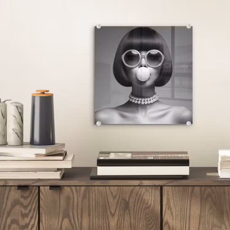 Glas schilderij - Vrouw - Zwart Wit - Ketting - Zonnebril — 2