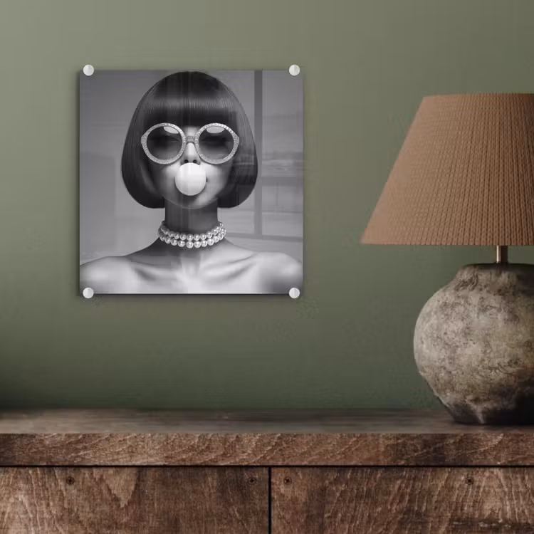 Glas schilderij - Vrouw - Zwart Wit - Ketting - Zonnebril — 4