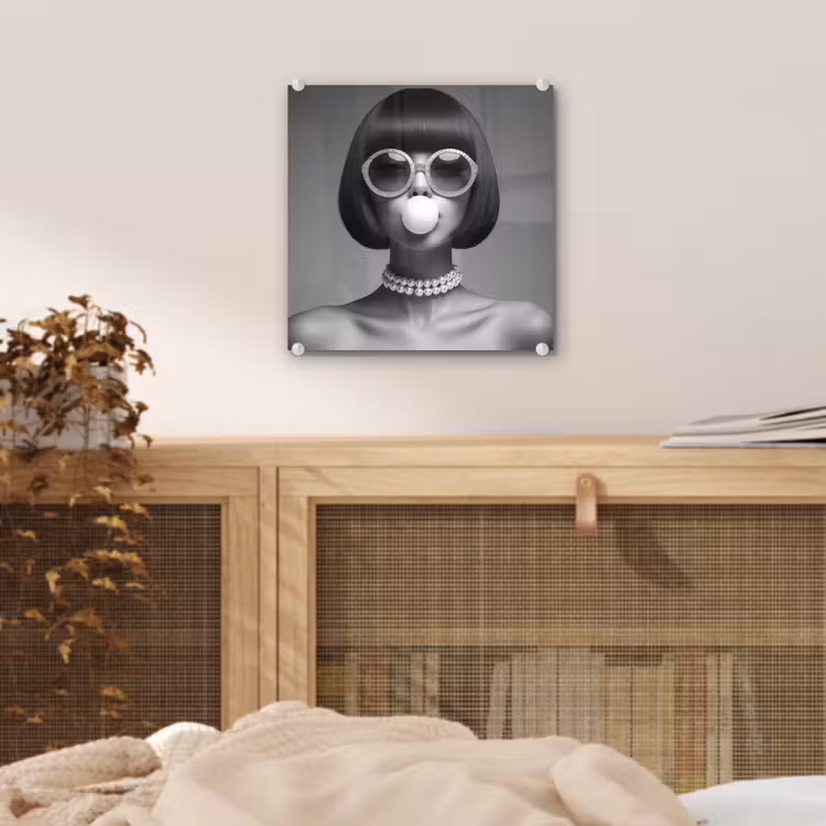 Glas schilderij - Vrouw - Zwart Wit - Ketting - Zonnebril — 5