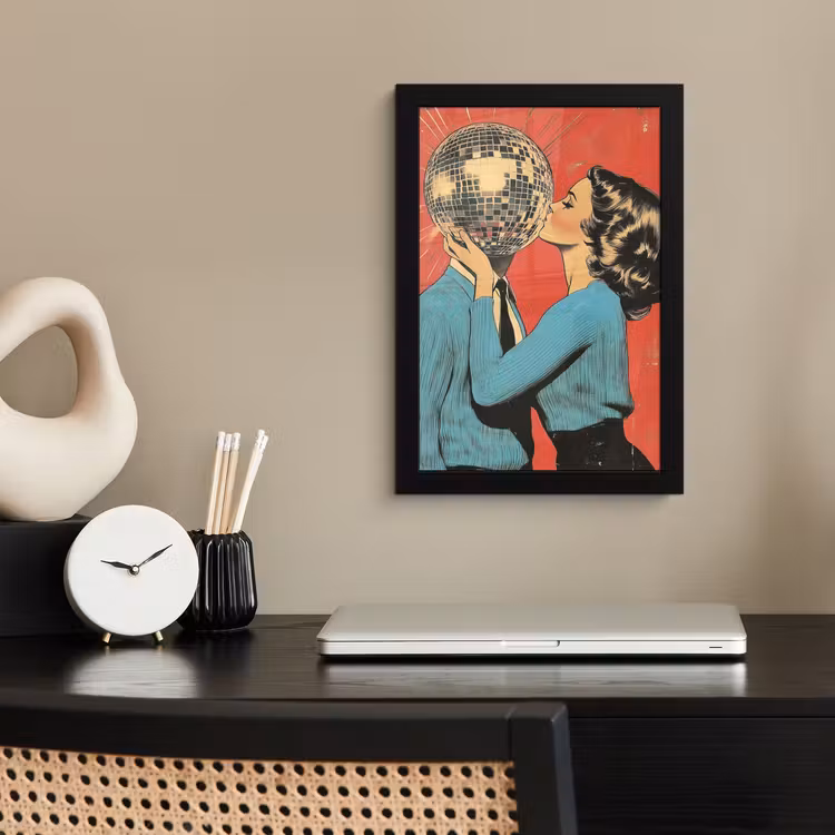 Poster met lijst - Vrouw - Retro - Discobal - Kus — 2