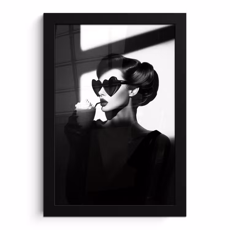 Poster met lijst - Vrouw met Hartvormige Zonnebril Zwart Wit