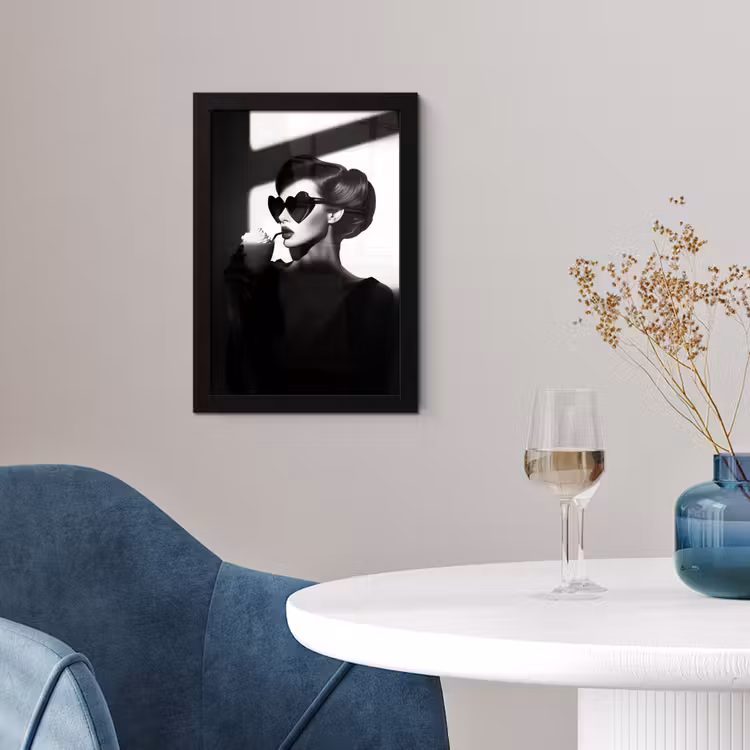 Poster met lijst - Vrouw met Hartvormige Zonnebril Zwart Wit — 4