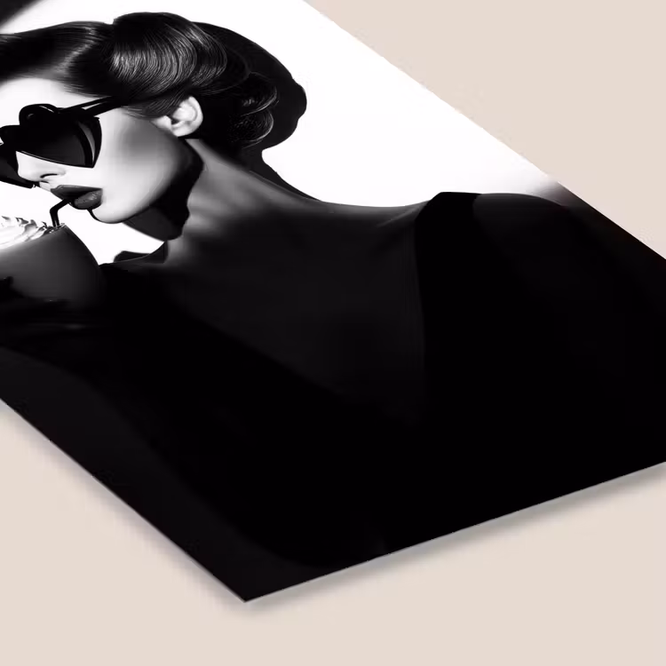 Poster met lijst - Vrouw met Hartvormige Zonnebril Zwart Wit — 7