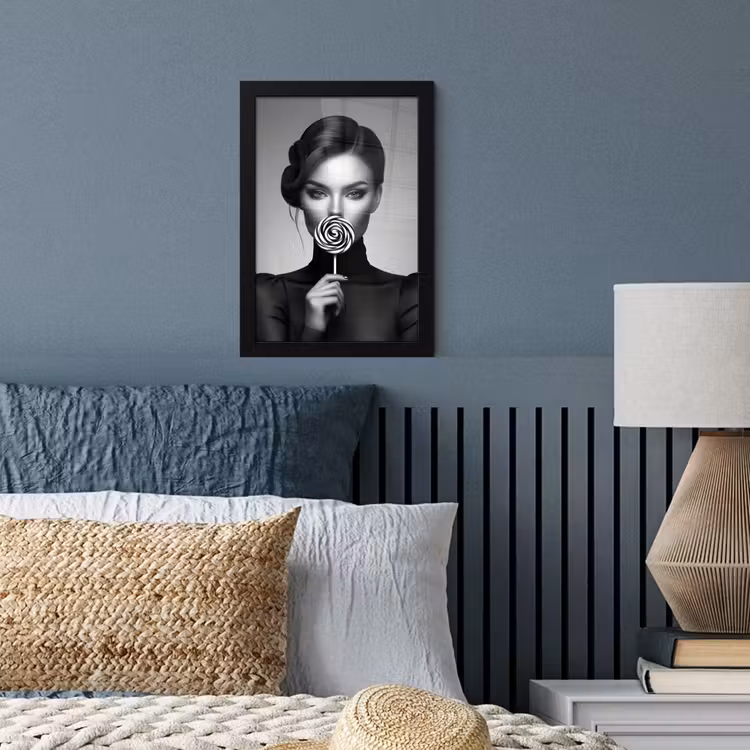 Poster met lijst - Vrouw met Spiraal Lolly Zwart Wit — 3